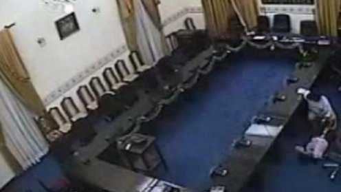Capta video a diputados bolivianos violando a una mujer en el Congreso