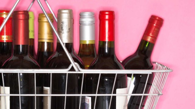 Las personas con más estudios gastan más en alcohol, según investigación