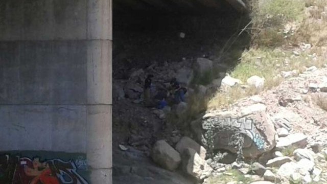Hombre hallado debajo de un puente, tiene señas de que murió apedreado