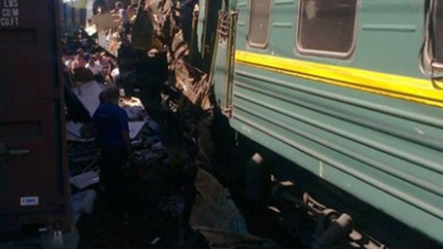 Choca un tren de pasajeros contra uno de carga en Moscú