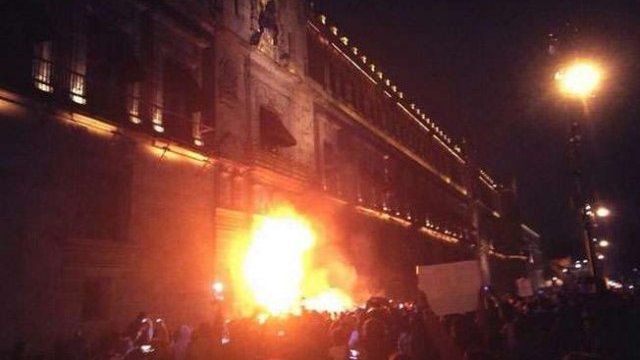 Incendian la puerta del Palacio Nacional en México
