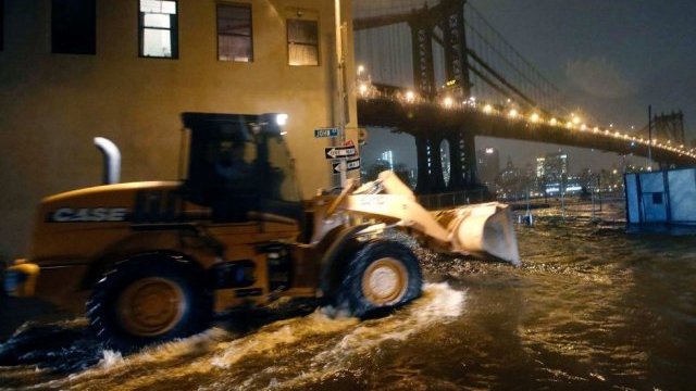 Graves inundaciones en Nueva York; flotan autos en Wall Street