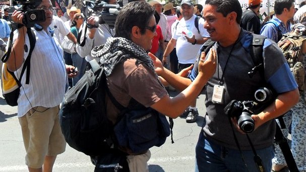 Más de 80 medios de comunicación siguen la Caravana por la Paz