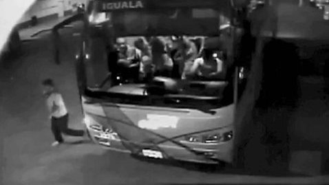 Quinto autobús del caso Iguala, abandonado en predio