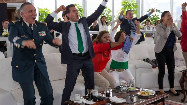 Peña Nieto y Cienfuegos festejan triunfo del TRI