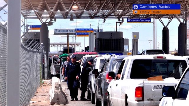 Indigna a paisanos esperar 7 horas para permisos de carros en la Aduana