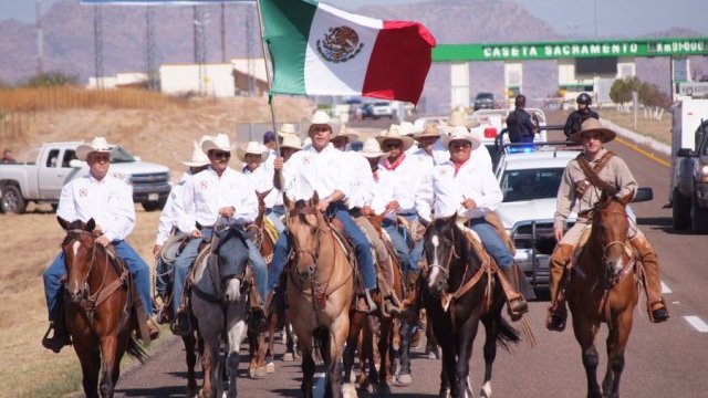 Recibe alcalde a la cabalgata  villista en la carretera a ciudad Juárez