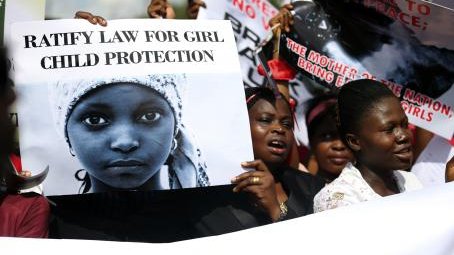 Secuestran a ocho niñas más en Nigeria