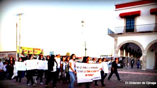 Hacen paro y marchan, universitarios en Ojinaga, por Ayotzinapa