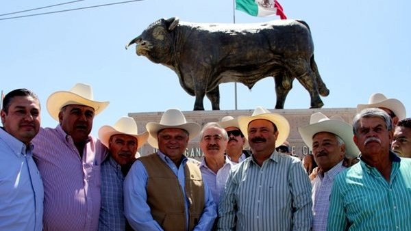 Duarte apapacha a ganaderos 
