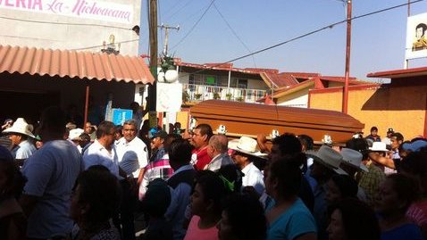 Acompañan féretro de Tamayo por calles de Miacatlán