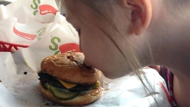 La mesera, la niña con autismo y la hamburguesa rota