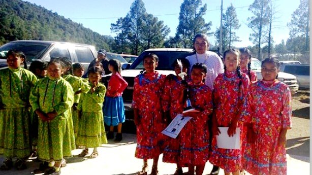 Escuela indígena de Urique triunfa en concurso de escoltas
