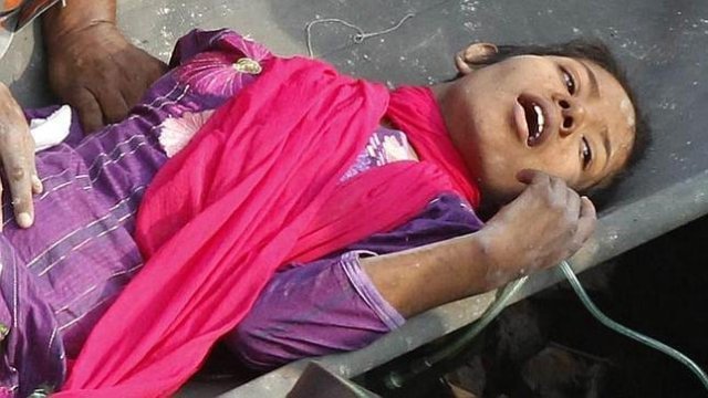 Hallan viva entre escombros a una joven a 16 días de la tragedia en Bangladesh