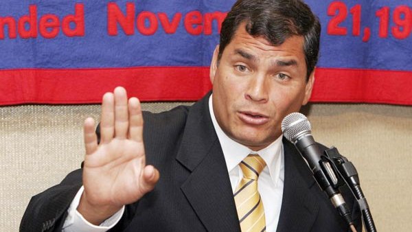 Rafael Correa a diplomático estadounidense: Señor embajador, pórtese bien