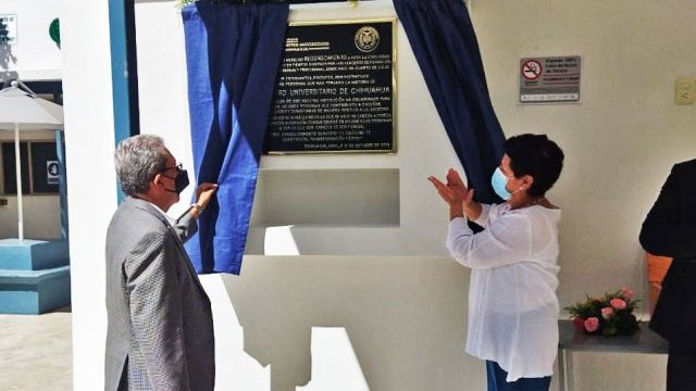 Develan placa de 25 aniversario en Claustro Universitario de Chihuahua