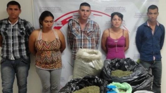 Tres hombres y 2 mujeres, sorprendidos en posesión de un costal de mariguana