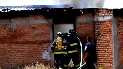 Mujer que salió a buscar trabajo pierde su vivienda en incendio