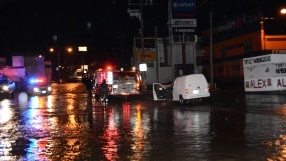 Lluvia nocturna afecta avenida Nueva España 