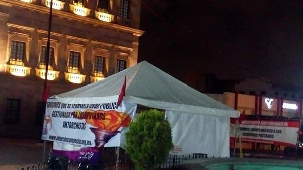 Instalan plantón en Palacio de Gobierno, hasta que Gobernador de Coahuila los atienda