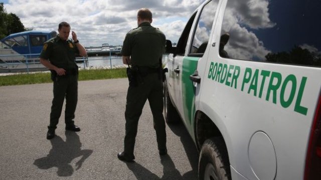 Agente migratorio mata hombre armado en garita de Caléxico