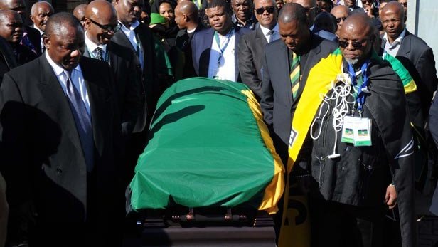 Arriba Mandela a Qunu, su patria chica, para ser sepultado