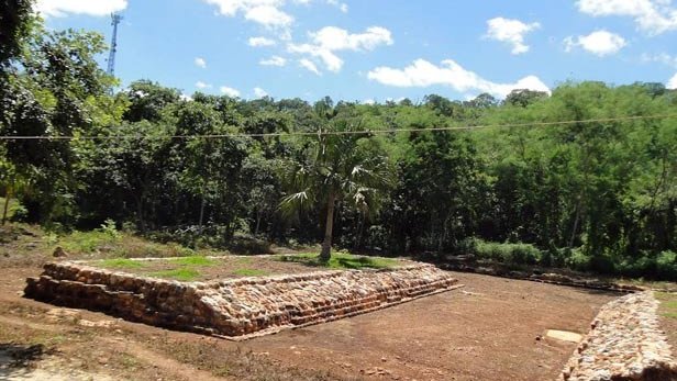 Descubren cancha de pelota prehispánica en Mérida