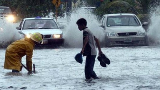 Hace crisis la lluvia y moviliza a corporaciones para rescatar víctimas
