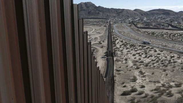 Empresa mexicana se ofrece para instalar alumbrado al muro de Trump