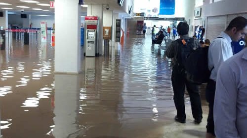 Se inundó el aeropuerto Roberto Fierro; cancelan vuelos