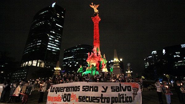 Antorcha con su “Cadena Humana” iluminó Paseo de la Reforma
