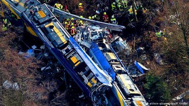 Choque de trenes en Alemania deja al menos diez muertos