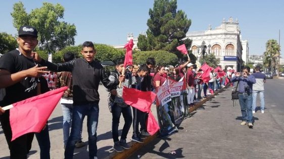 Estudiantes se manifiestan contra AMLO por la eliminación de becas
