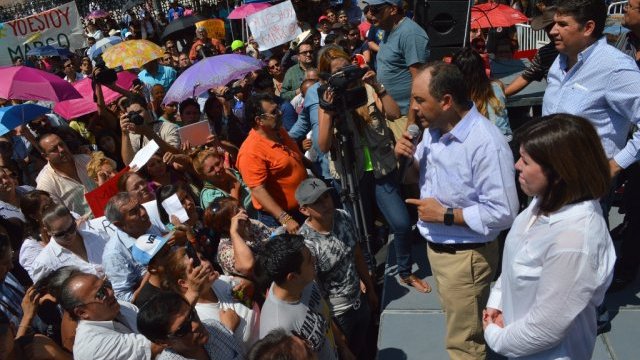 Llega Marco Quezada a las afueras de Congreso del Estado 