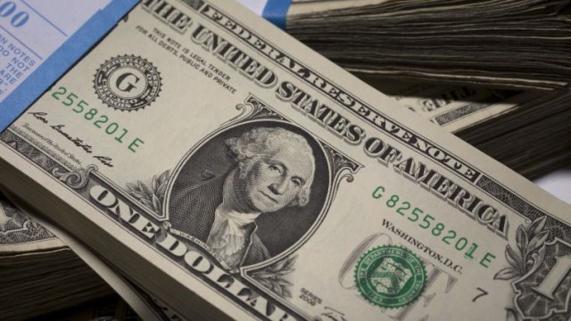 Peso se hunde: supera dólar los 20 pesos en bancos