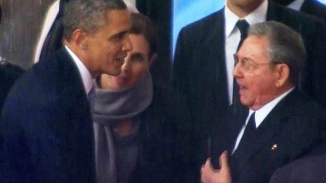 Obama y Raúl Castro, en histórico encuentro símbolo del deshielo Cuba-EEUU