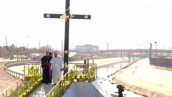 Deja el Papa ofrenda en la Cruz del Migrante