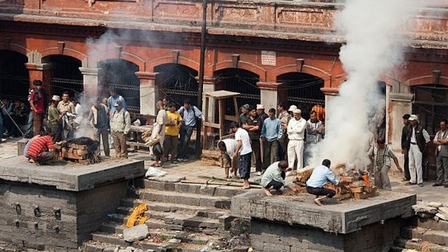 Las ceremonias de cremación se triplicaron en Nepal con el terremoto