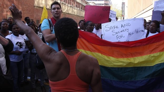 Uganda cambia pena de muerte a cadena perpetua por homosexualidad