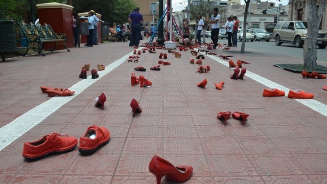 Expone artista local “Zapatos Rojos” como protesta por feminicidios