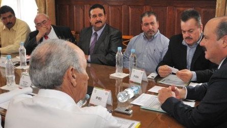 Gobernador se reúne con líderes políticos, planean conformación de nueva legislatura 