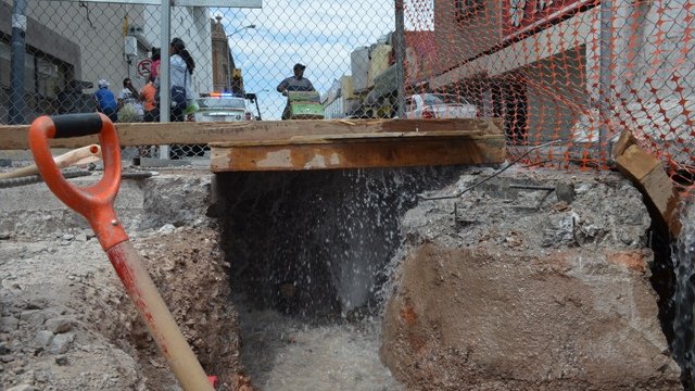 Ocasiona trabajador de obras fuga de agua potable