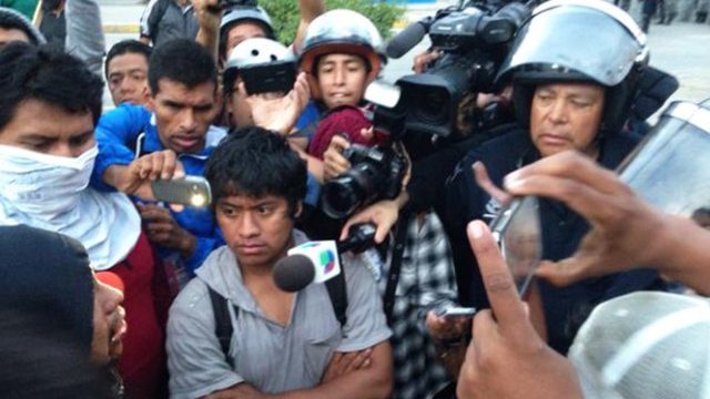 Se enfrentan normalistas y policías federales en Chilpancingo