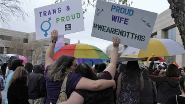 Fustigan Ley de Carolina del Norte contra personas LGBT