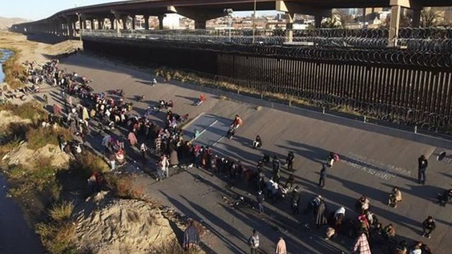Hallan en Texas a migrantes sofocándose en tren; mueren 2