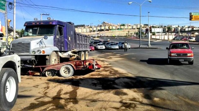 Accidente provocó desastre vial en Periférico y Ortiz Mena 