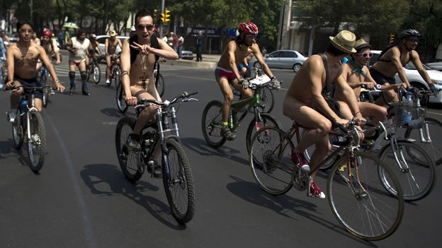 Pedalean ciclistas encuerados en serie de manifestaciones