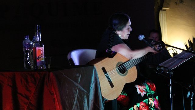 Trovadora oaxaqueña enamora con su voz en Paquimé