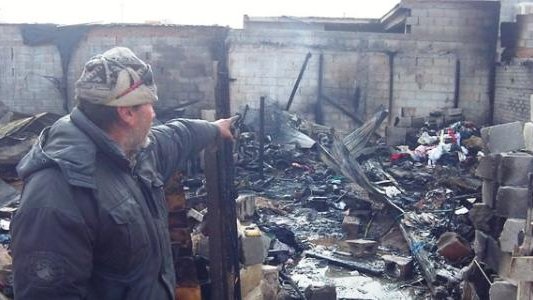 Se salvó pepenador de incendio, pero perdió su casita