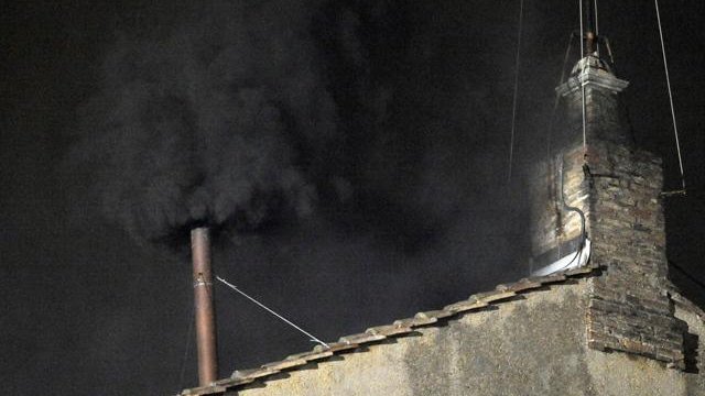 La votación matutina en el Vaticano concluye con el segundo humo negro